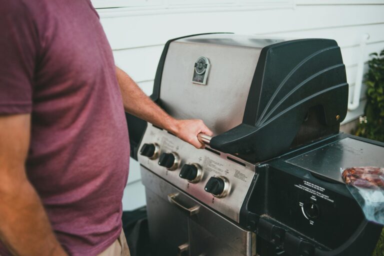 Gasgrill reinigen: So bleibt er in Topform